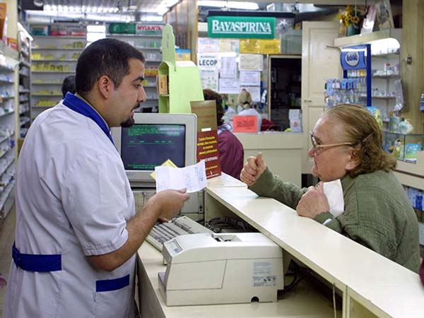 El PAMI sacó más de 150 remedios de la lista de cobertura al 100%. La obra social de los jubilados argumentó "descontrol" y anunció la decisión, luego de un análisis de comprobación de eficacia médica. Se aclaró que los medicamentos mantendrán descuentos del 50 al 80%.