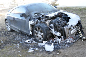 Estado en que quedó el automóvil Audi TT, perteneciente al concejal Raúl Von der Thusen.