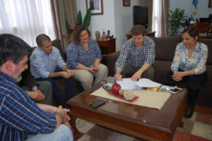 Laura Rojo dijo que “siguiendo la política ambiental que el intendente Gustavo Melella ha implementado promoviendo un ambiente sano, saludable, es que instamos al uso de lo que son fuentes de energía no contaminantes para el medio ambiente”.