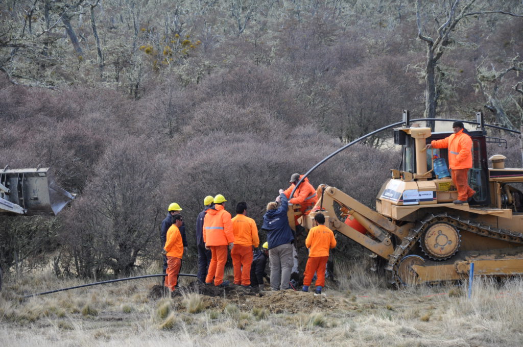 “Hoy llevamos 182 kilómetros de obra civil construidos, que es la instalación de las cámaras premoldeadas y los tri-tubos básicamente. La velocidad de avance hasta Tolhuin es muy buena”, dijo Valdez, incluso menor al plazo exigido en el pliego.