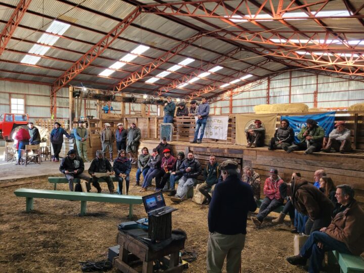 El Dr. Fabián Zanini informó por Radio Universidad 93.5 y Provincia 23 sobre la reunión de productores ganaderos en estancia Buenos Aires, con la participación de representantes de la mayoría de los establecimientos, que realizaron capacitaciones el sábado y domingo y analizaron la situación del sector.