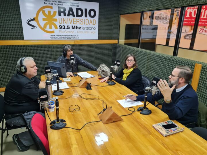 En la Octava Temporada de Café Tecnológico, los conductores Carlos Clark y Abraham José, recibieron en los estudios de la 93.5, la visita de la Directora de Inglés del CIERG, Lucila Apolinaire, y del Coordinador Bilingüe y Jefe de Centro, Prof. Guillermo Pazos, quienes pudieron compartir de qué forma se dio el retorno a la presencialidad luego de dos años de pandemia, como así también los nuevos proyectos que desde Humanidades Bilingüe vienen trabajando. 