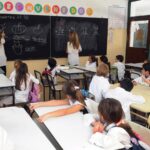 8 de cada 10 jóvenes quieren seguir estudiando tras la secundaria, pero solo la mitad lo hace