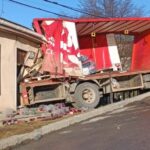 Camión distribuidor de gaseosas terminó incrustado en una vivienda