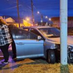 Auto colisionó con otro y terminó su marcha contra un poste