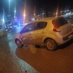 Un auto volcó y terminó chocando contra una moto en Ushuaia