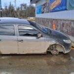 En menos de 10 minutos robaron dos ruedas de un auto estacionado en Tolhuin