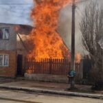 Casilla de madera destruida por llamas en Río Grande