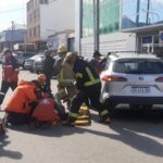 Una mujer puso marcha atrás y atropelló a su marido