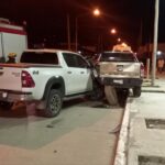 Conductor colisionó contra dos vehículos estacionados