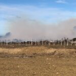 Incendio forestal moviliza a brigadas de emergencia en plena alerta por vientos fuertes