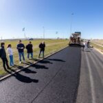 El intendente Martín Pérez recorrió los avances de obra de remediación asfáltica en la avenida Héroes de Malvinas