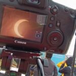 Chicos y grandes, reunidos por el museo Choquintel y fascinados con el eclipse solar