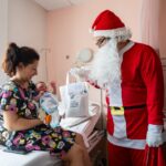 Papá Noel visitó los centros de salud y hospitales provinciales para alegrar a los más pequeños