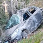 Volcó, se desbarrancó y quedó colgando de un árbol