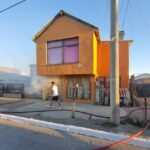 Incendio afectó viviendas y un galpón y hubo una explosión